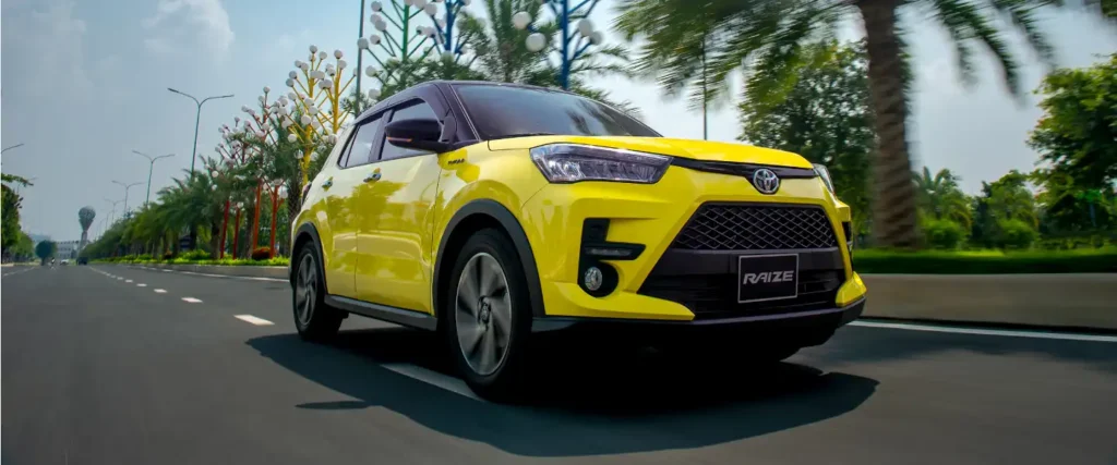 Ảnh đầu xe chéo lên Toyota Raize vàng Thăng Long Cầu Giấy Hà Nội