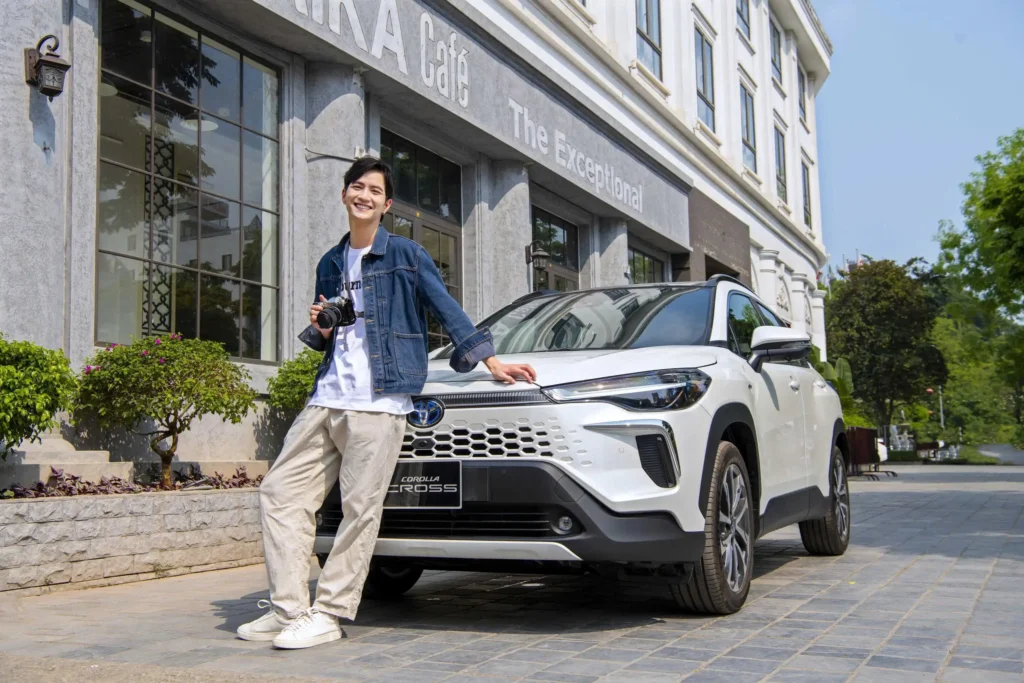Ảnh đầu xe chụp cùng người Toyota Corolla Cross Thăng Long Cầu Giấy Hà Nội