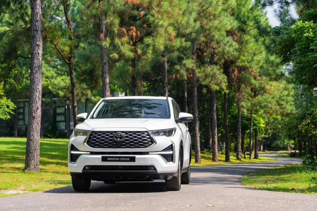 Ảnh đầu xe chụp cùng người Toyota Innova Cross Thăng Long Cầu Giấy Hà Nội