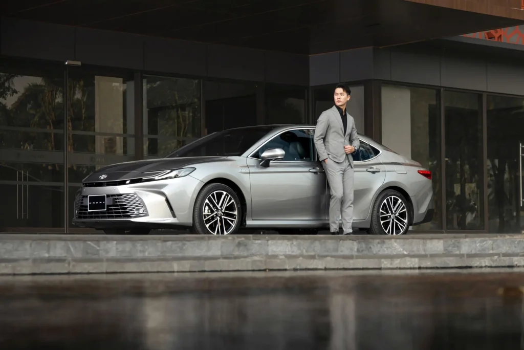 Ảnh đầu xe cùng người Toyota Camry Thăng Long Cầu Giấy Hà Nội