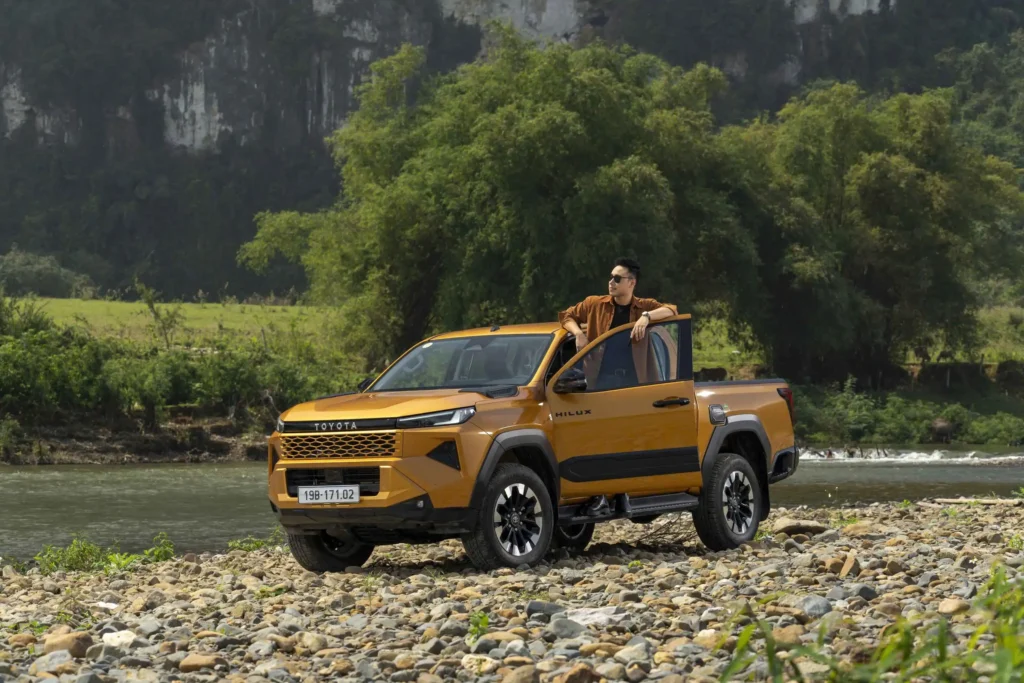 Ảnh đầu xe cùng người Toyota Hilux Thăng Long Cầu Giấy Hà Nội