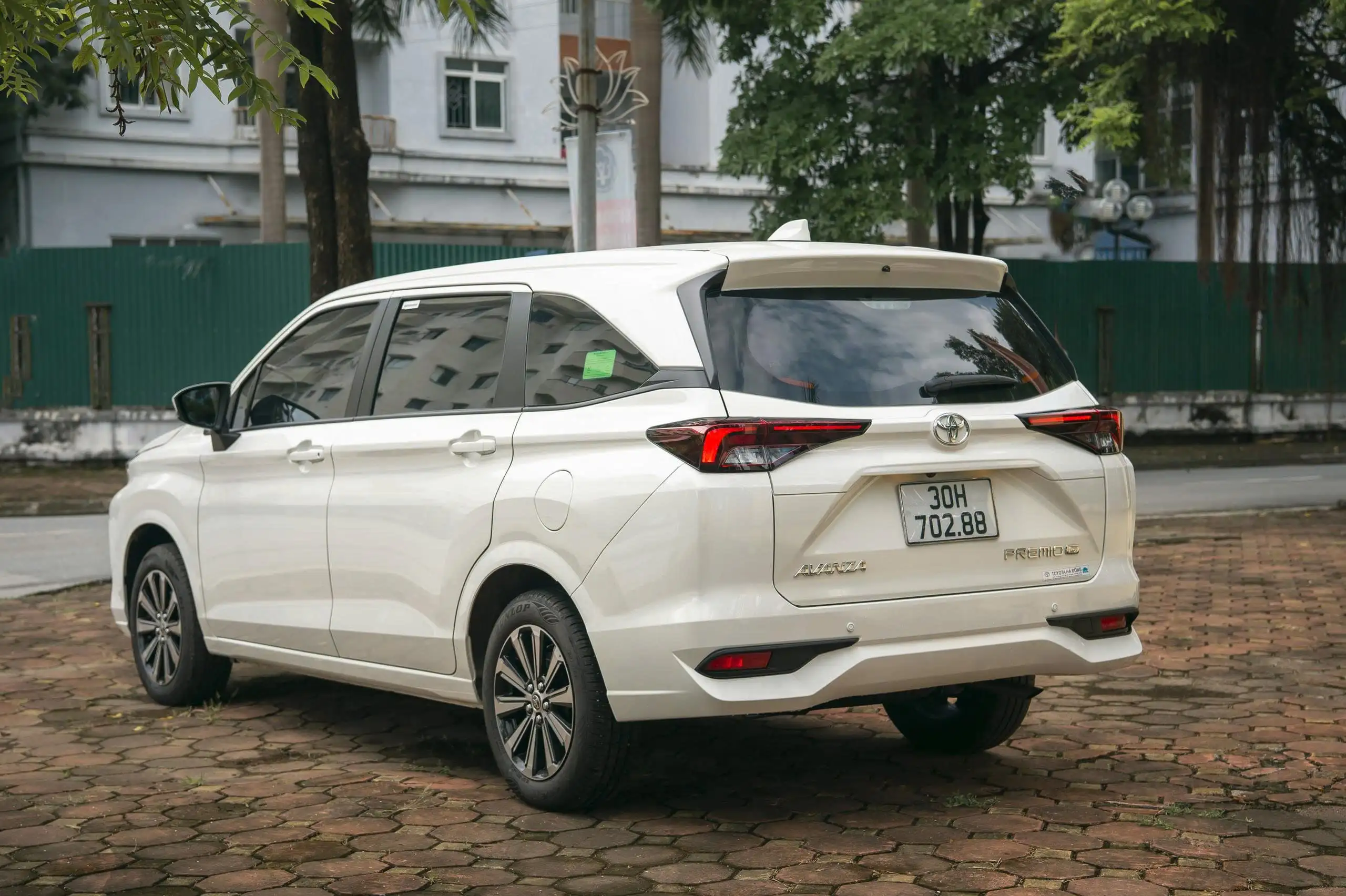 Đuôi xe hiện đại và sắc nét