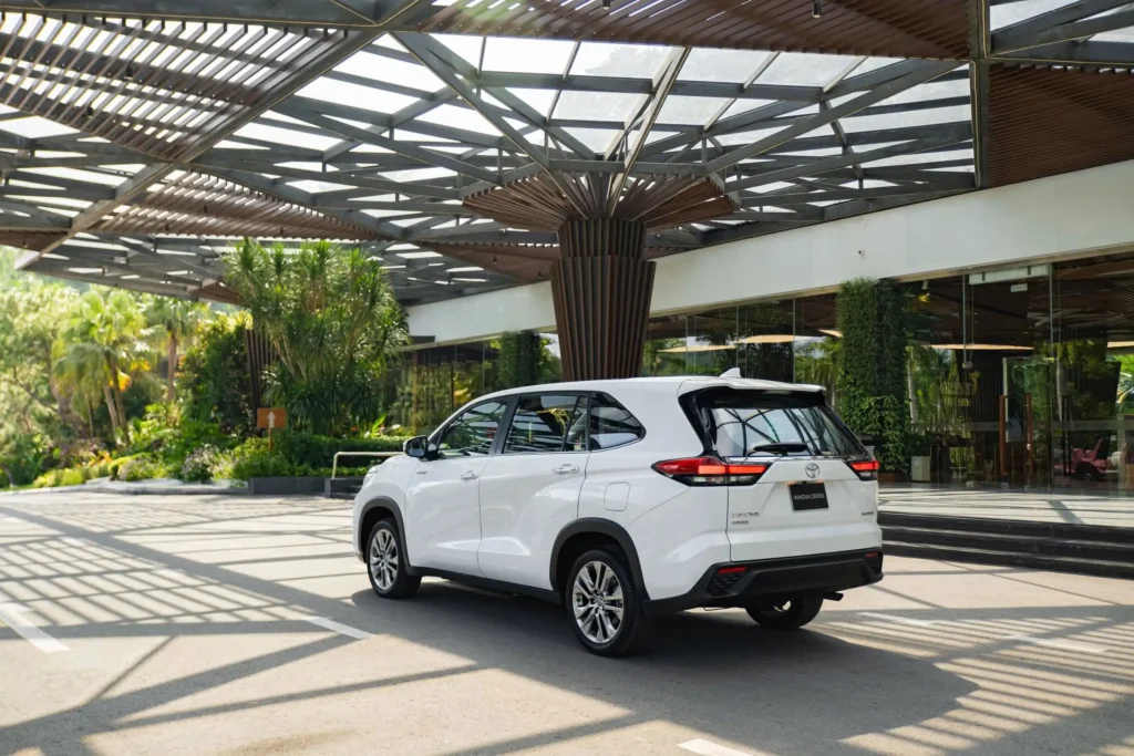 Ảnh đuôi xe chéo Toyota Innova Cross Thăng Long Cầu Giấy Hà Nội