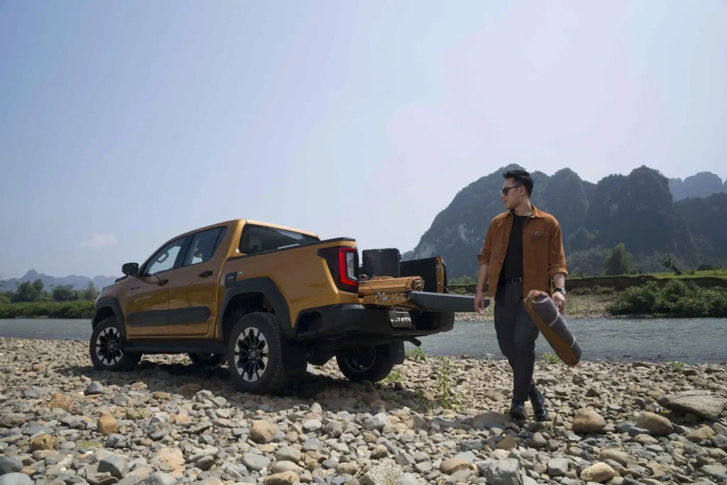 Ảnh đuôi xe cùng người Toyota Hilux Thăng Long 316 Cầu Giấy Hà Nội