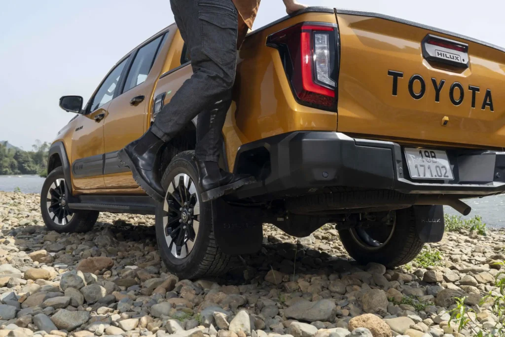 Ảnh đuôi xe cùng người Toyota Hilux Thăng Long Cầu Giấy Hà Nội