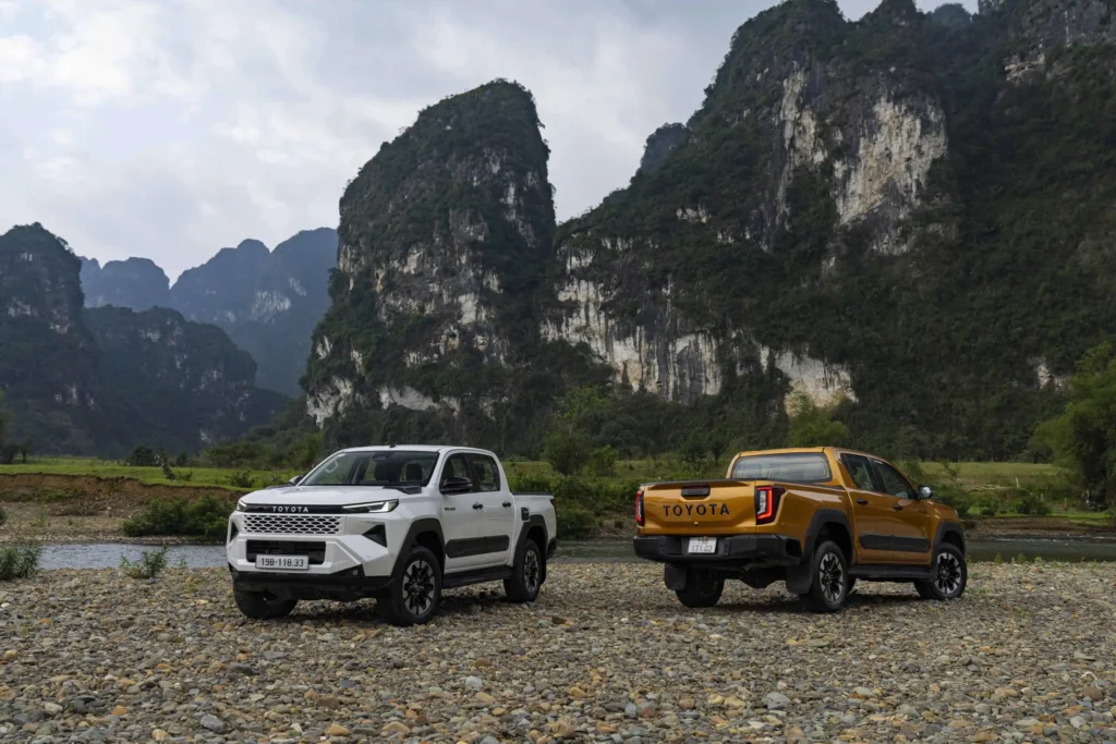 Ảnh hai xe cùng người Toyota Hilux Thăng Long Cầu Giấy Hà Nội