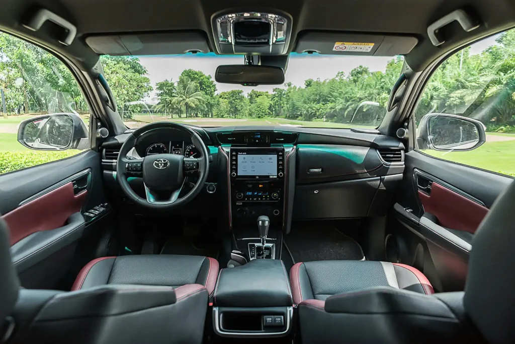 Ảnh khoang lái Toyota Fortuner Legender Thăng Long Cầu Giấy Hà Nội