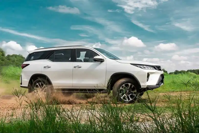 Ảnh ngang Toyota Fortuner Legender Thăng Long Cầu Giấy Hà Nội