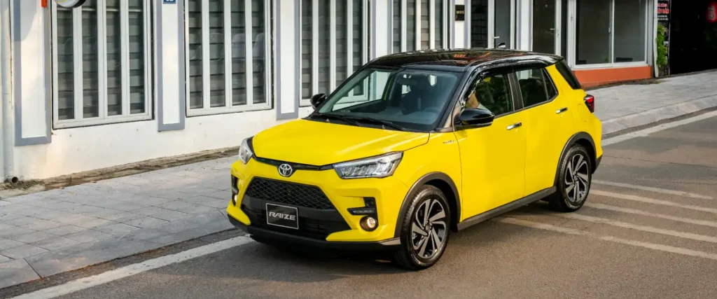 Ảnh ngang xe Toyota Raize vàng Thăng Long 316 Cầu Giấy Hà Nội