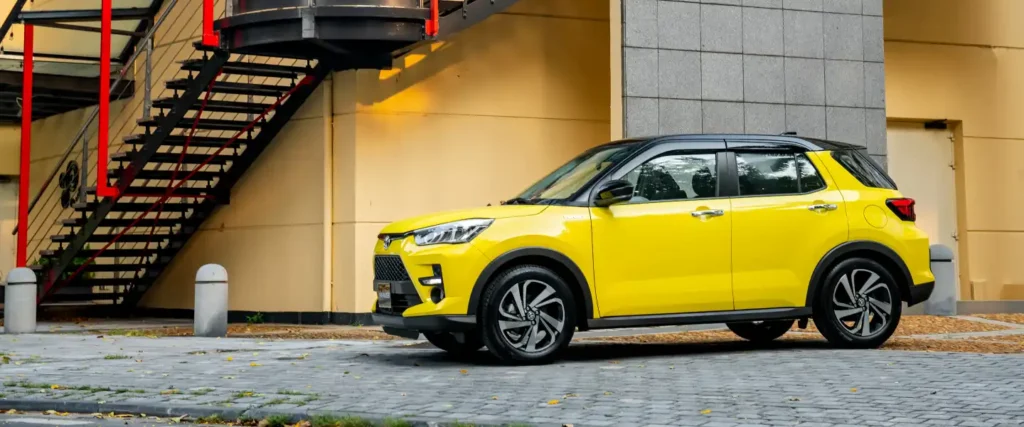 Ảnh ngang xe Toyota Raize vàng Thăng Long Cầu Giấy Hà Nội