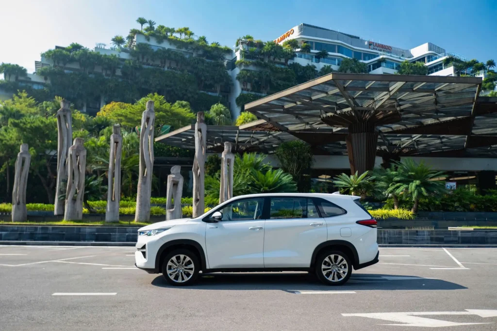 Ảnh ngang xe chụp cùng người Toyota Innova Cross trắng Thăng Long Cầu Giấy Hà Nội