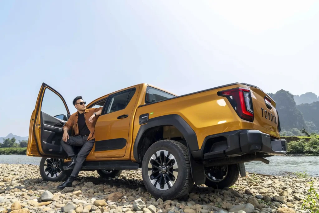 Ảnh ngang xe cùng người Toyota Hilux Thăng Long Cầu Giấy Hà Nội