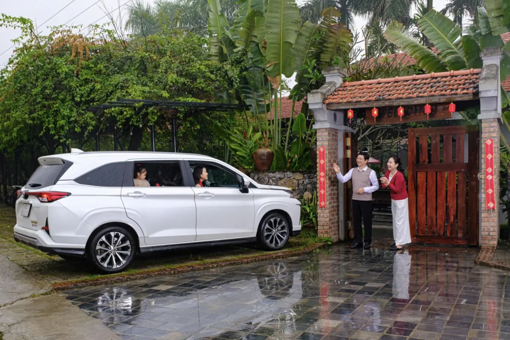 Ảnh ngang xe cùng người Toyota Veloz Cross Thăng Long Cầu Giấy Hà Nội