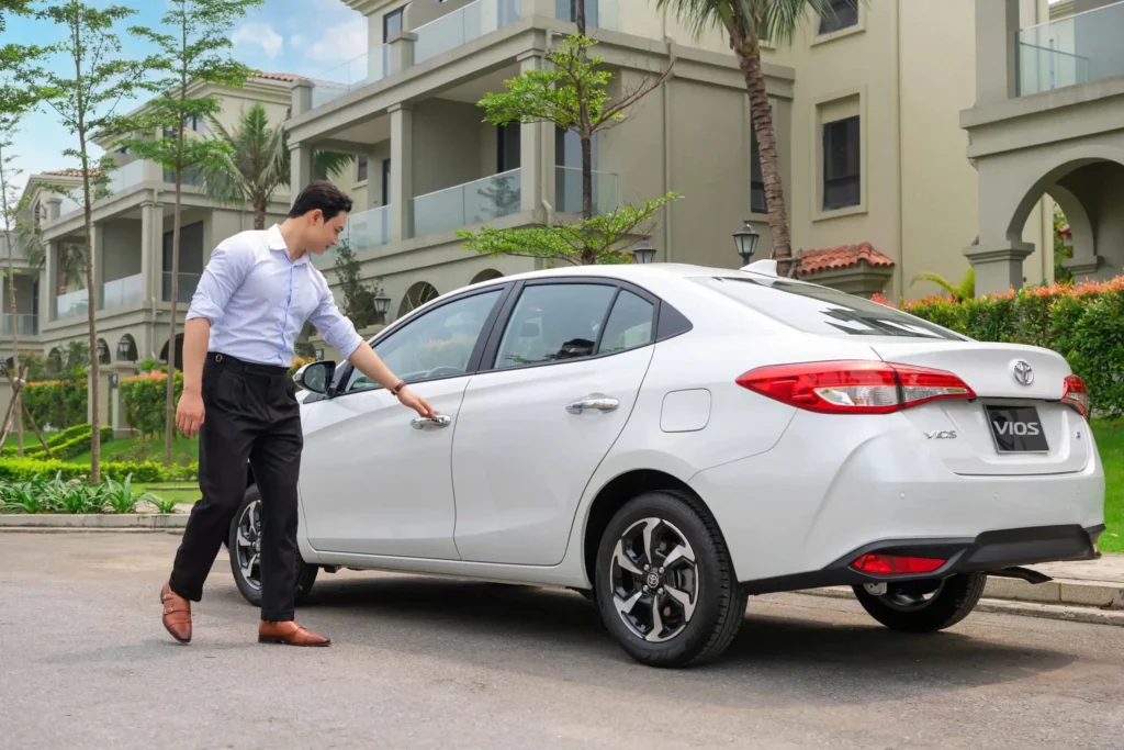 Ảnh ngang xe cùng người Toyota Vios Thăng Long Cầu Giấy Hà Nội