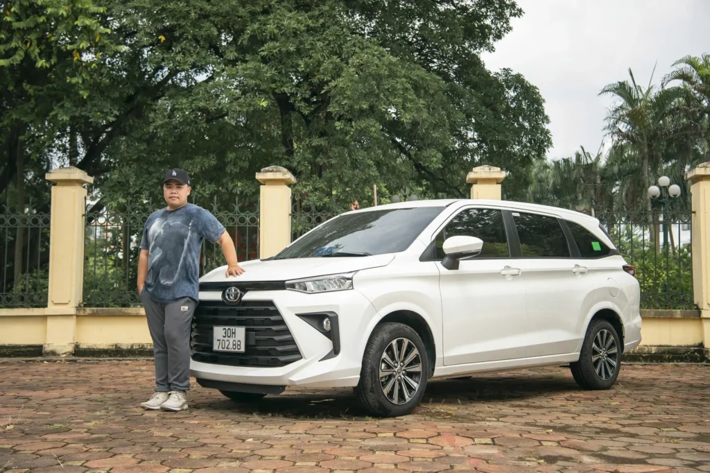 Ảnh toàn xe ngang cùng chủ Toyota Avanza Premio Thăng Long Cầu Giấy Hà Nội