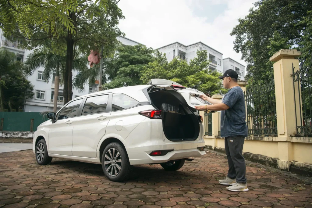 Ảnh toàn xe ngang mở cốp cùng chủ Toyota Avanza Premio Thăng Long Cầu Giấy Hà Nội