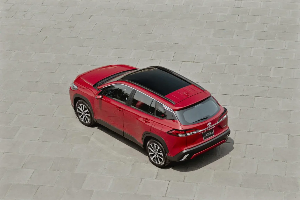 Ảnh từ trên cao xuống Toyota Corolla Cross Thăng Long Cầu Giấy Hà Nội