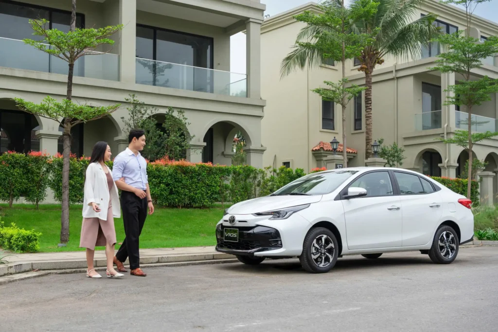 Ảnh xe ngang cùng người Toyota Vios Thăng Long Cầu Giấy Hà Nội