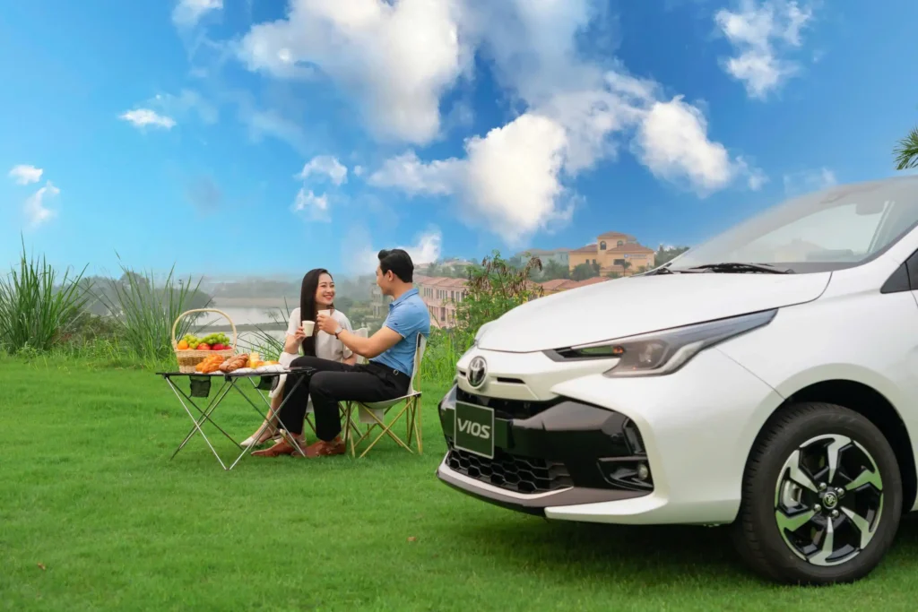 Ảnh xe ngoại cảnh cùng người Toyota Vios Thăng Long Cầu Giấy Hà Nội