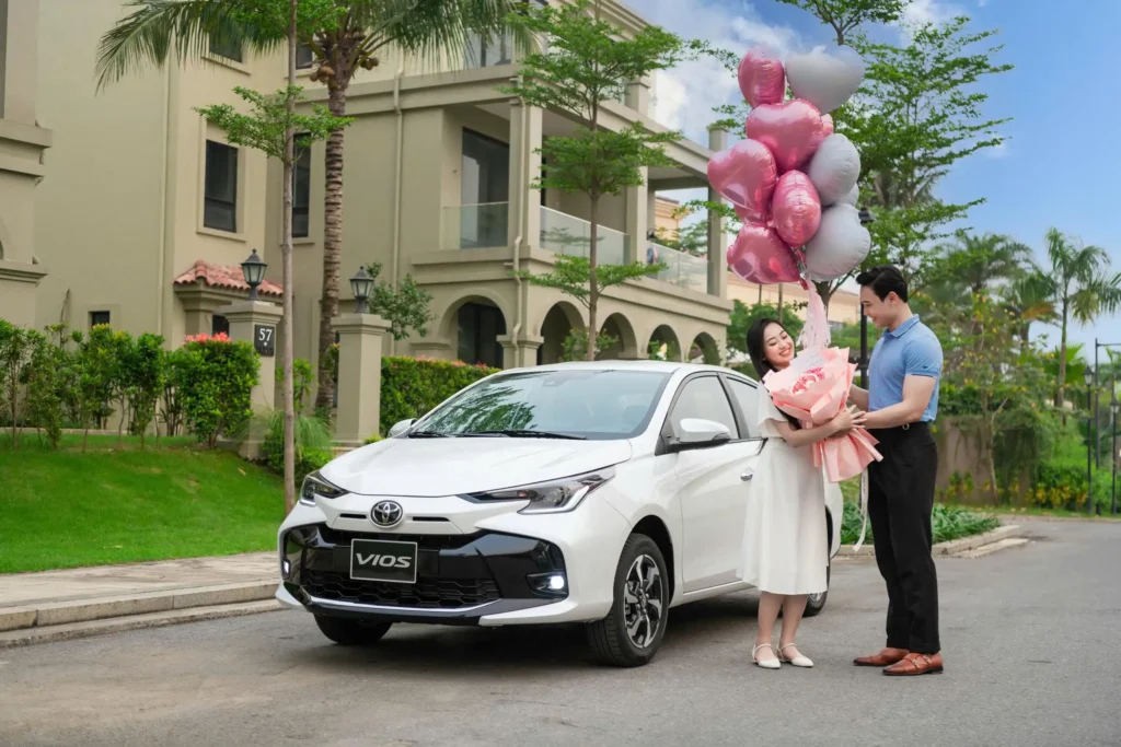 Ảnh xe ngoại cảnh cùng người tặng bóng Toyota Vios Thăng Long Cầu Giấy Hà Nội