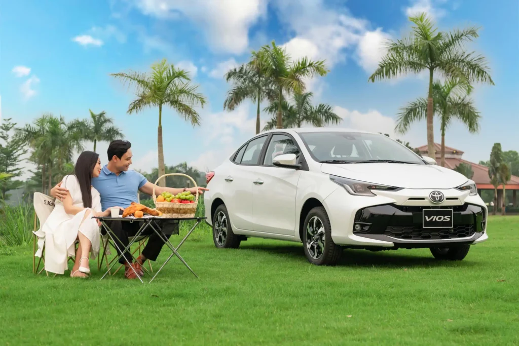 Ảnh xe ngoại cảnh cùng ngườiToyota Vios Thăng Long Cầu Giấy Hà Nội